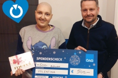 Valentina übernimmt den Spendenscheck von David Hanschitz, ÖAG Verkaufsleiter Kärnten.