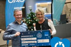 DKKS Doris Prasch übernahm den Spendenscheck von ÖAG Steiermark Verkaufsleiter Roman Kohlbacher.